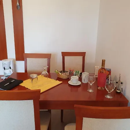 Ashton Hall - Sonnenstrand - Ost